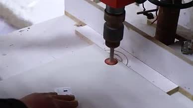 实拍木工用机器给木板打孔视频的预览图